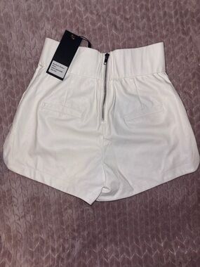 AKIRA White High-Waist Faux Leather Shorts with Back Zip